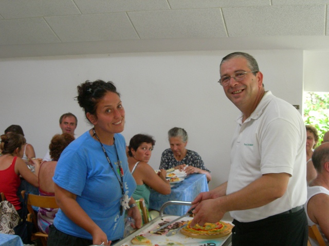 I camerieri tagliano la torta.